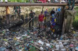 Hari Bakti TNI AU dengan Bakti Bersih Sungai Musi