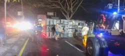 Jalan Basah Diduga Picu Truk Box Terguling di JLS Salatiga, Dua Orang Terluka