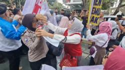 Minta Transparansi Ijazah SMA Gibran, Emak-Emak Gelar Demo Berakhir Ricuh dengan Polwan