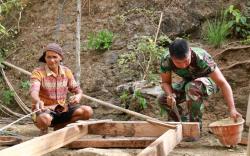 Rumah Kijo Dibedah Satgas TMMD 129, Kini Masuk Tahap Pembuatan Kusen