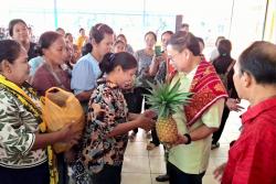 Puluhan Warga Sibiru-Biru Serahkan Hasil Kebun kepada Sofyan Tan Usai Reses, Ini Alasannya