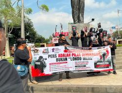 Wartawan Blitar Raya Kenakan Pakaian Hitam, Simbol Duka dan Kekecewaan atas Pelabelan Londo Ireng