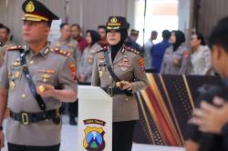 Resmi Jabat Kapolres Perempuan Pertama Kota Ledre, AKBP Yenni Diarty: Kulo Nuwun Bojonegoro