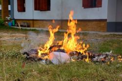 Cegah Kebakaran dan Jaga Kesehatan, DLH Karawang Ajak Warga Stop Bakar Sampah