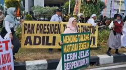 Puluhan Emak-emak Demo Kantor Setwapres, Tuntut Gibran Tunjukkan Ijazah SMA