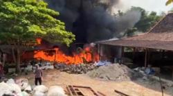 Gudang Rosok di Boyolali Terbakar, Api Nyaris Ludeskan Bangunan Joglo Ponpes