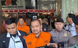 KPK Jebloskan Bupati Pemalang Anom Widiyantoro ke Penjara, Pakai Rompi Oranye dan Diborgol