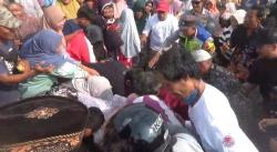 Ribuan Warga Berdesakan Rebut Gunungan Haul Ki Ageng Jaka Tarub