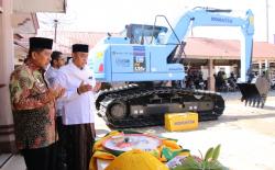 Bupati Pidie Jaya Terima Excavator Bantuan KKP, Percepat Pemulihan Tambak dan Ekonomi Pesisir