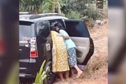 Jalan Rusak Parah, Ibu Hamil Kontraksi Hebat Terpaksa Melahirkan di dalam Mobil