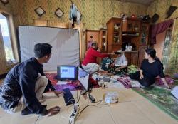 Jemput Bola di Pelosok, Petugas Kecamatan Cidaun Datangi Rumah Warga Sakit Demi Rekam e-KTP