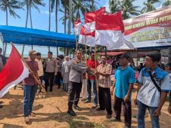 Polresta Barelang Pasang 1.500 Bendera Merah Putih dan Bagikan Sembako di Galang