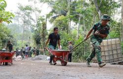 Kreatif, Satgas TMMD dan Warga Pakai Kayu Bercabang Ringankan Pelangsiran Material di Tanjakan