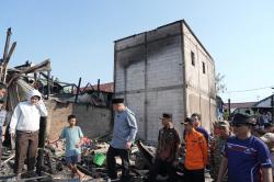 Tinjau Kebakaran 50 Rumah di Tallo, Wali Kota Imbau Warga Waspada Listrik di Musim Kemarau