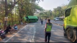 Laka Pantura, Elf Rombongan Santri Terguling di Pantura Tuban, 4 Penumpang Luka