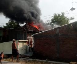Kebakaran Rumah di Brati, 2 Sepeda motor dan Uang Tunai Terbakar, Kerugian Rp250 Juta