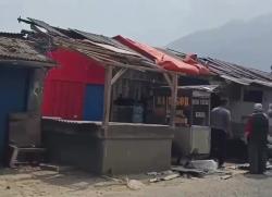 Diduga Terbang Terlalu Rendah, Angin dari Baling-Baling Helikopter Rusak Kios Pasar Barukai Cisarua