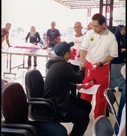 Urus Adminduk,  Warga yang Datang ke Dispendukcapil Bondowoso Pulang Membawa Bendera Merah Putih