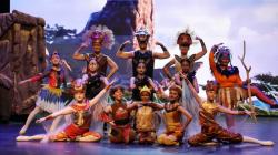 165 Penari Gegerkan Gedung Cak Durasim, The Lion King Versi Balet Tampil Spektakuler di Surabaya