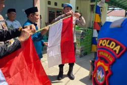 Propam Polda Kepri Bagikan 500 Bendera Merah Putih dan Sembako di Nongsa