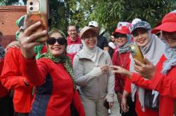 Gaungkan Semangat Kemerdekaan RI, Wali Kota Mojokerto Bagikan Bendera Merah Putih ke Warga