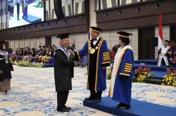 Inspiratif! Wisudawan Tertua UNDIP Raih Gelar Doktor Sejarah di Usia 73 Tahun