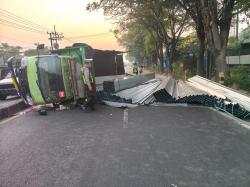 Sopir Mengantuk, Truk Muat Galvalum Terguling di Jalan Raya Surabaya-Mojokerto