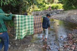 4 Jam Ditandu Menuju Puskesmas, Bhabinkamtibmas di Mamasa Kawal Evakuasi Warga Sakit