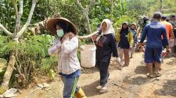 Emak-Emak Pikul Material, Gotong Royong Bangun Jalan TMMD di Watuduwur