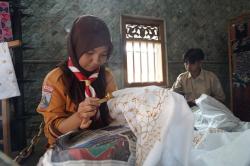 Dari SLB ke Dunia Usaha, Mahasiswa UGM Bekali Penyandang Disabilitas Keterampilan Membatik