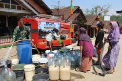 Kekeringan Melanda, Kodim 0706/Temanggung dan PMI Salurkan Air Bersih untuk Warga Kalimayung