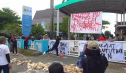 Demo Pemadaman Listrik di Palangka Raya, Warga Lempar 1.500 Bangkai Ayam ke Kantor PLN