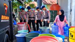 Kemarau Berkepanjangan, Brimob Sulbar Salurkan Air Bersih untuk Warga Dusun Bajoe di Polewali Mandar