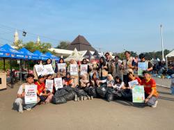 Gandeng Karawang Peduli, Mahasiswa Gelar Kampanye Pilah Sampah dan Bersih-bersih Karangpawitan