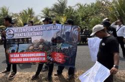 Warga Pangandaran Minta Evakuasi Tongkang Batu Bara Dihentikan Sementara Sebelum Ada Transparansi