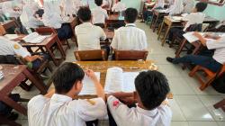 Kabar Gembira! Modul Belajar Gratis Mulai Dibagikan di Sekolah Karawang