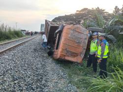 Truk Tertabrak KA Putri Deli di Pelintasan Tanpa Plang, Sopir Tewas, Lokomotif Sempat Anjlok