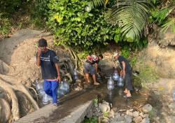 Kekeringan Meluas di Karawang Selatan, Warga Rela Jalan 1 Kilometer Ambil Air ke kaki Gunung