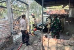 Gudang Furniture Milik Warga Jatimulyo Dilalap Api Diduga Berawal dari Bakar Sampah