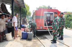 Terdampak Kemarau, Warga Pilangsari Kendal Dapat Pasokan Air Bersih dari TNI