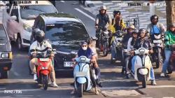 Viral! Petugas ATCS Semarang Tegur Emak-Emak Bonceng Tiga Tanpa Helm dengan Candaan