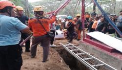 Jenazah Pasien Obesitas Seberat Hampir 300 Kg di Sragen Dimakamkan dengan Vertical Rescue