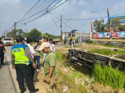 Hantam Tiang PJU, Truk Box Terguling hingga Masuk Selokan di Interchange Karawang Barat