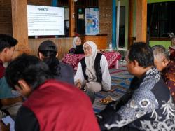 Puluhan Perangkat Desa di Margomulyo Dilatih Menulis dan Membuat Konten Media Sosial Berbasis AI