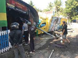 Keluar Jalur, Truk Seruduk Tiga Rumah Warga di Majene