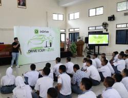 Ratusan Pelajar Purwakarta Antusias Ikuti Kampanye Keselamatan Berkendara Drive Your Future