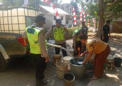 Polsek Kaligondang Salurkan 1.200 Liter Air Bersih untuk Warga Terdampak Kekeringan 