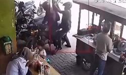 Nasabah Bank Dirampuk dan Dibacok di Warung Bakso di Cibitung, Uang Rp30 Juta Digasak 