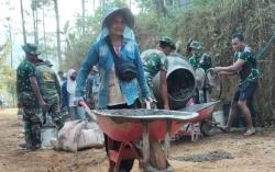 Kisah Sumiyati, Emak-Emak Watuduwur yang Setia Bantu Satgas TMMD Bangun Jalan