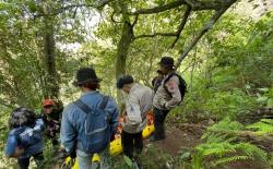 Medan Nyaris Tegak 90 Derajat, Tim SAR Berjuang 6 Jam Evakuasi 2 Jenazah Pendaki Gunung Piramid